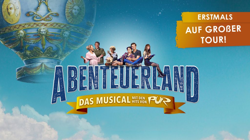 Himmel, auf dem Abenteuerland steht und Menschen auf der Schrift sitzen