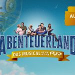 Himmel, auf dem Abenteuerland steht und Menschen auf der Schrift sitzen