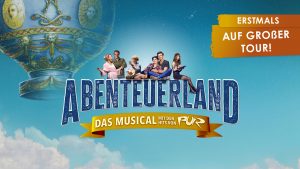 Himmel, auf dem Abenteuerland steht und Menschen auf der Schrift sitzen