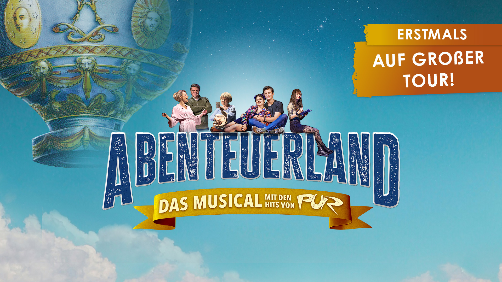 Himmel, auf dem Abenteuerland steht und Menschen auf der Schrift sitzen