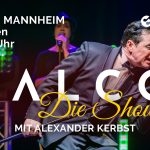 Mann Singt auf der Bühne