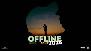 Eine Silhouette einer Person, die steht und auf ein Telefon schaut, vor einem Sonnenuntergang, der im Profil eines anderen Kopfes eingerahmt ist. Der Text auf dem Bild lautet 'OFFLINE TOUR 2026' mit 'Green' in kleinerer Schrift über 'TOUR'. Unten in den Ecken des Bildes befinden sich Logos von All Agency Agency, Riddim und Bass Music.