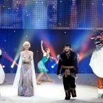 Fünf Darsteller auf der Bühne