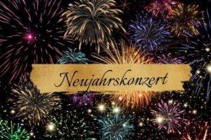 Schriftzug Neujahrskonzert mit Feuerwerk im Hintergrund