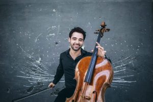 Ein Mann mit einem Cello