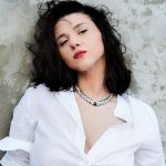 Eine Frau mit schwarzen Haaren