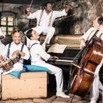 Fünf Männer beim Musizieren