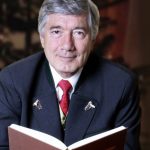 Ein Mann mit einem Buch in der Hand