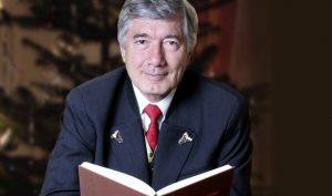 Ein Mann mit einem Buch in der Hand