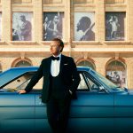 Ein Mann steht vor einem Auto