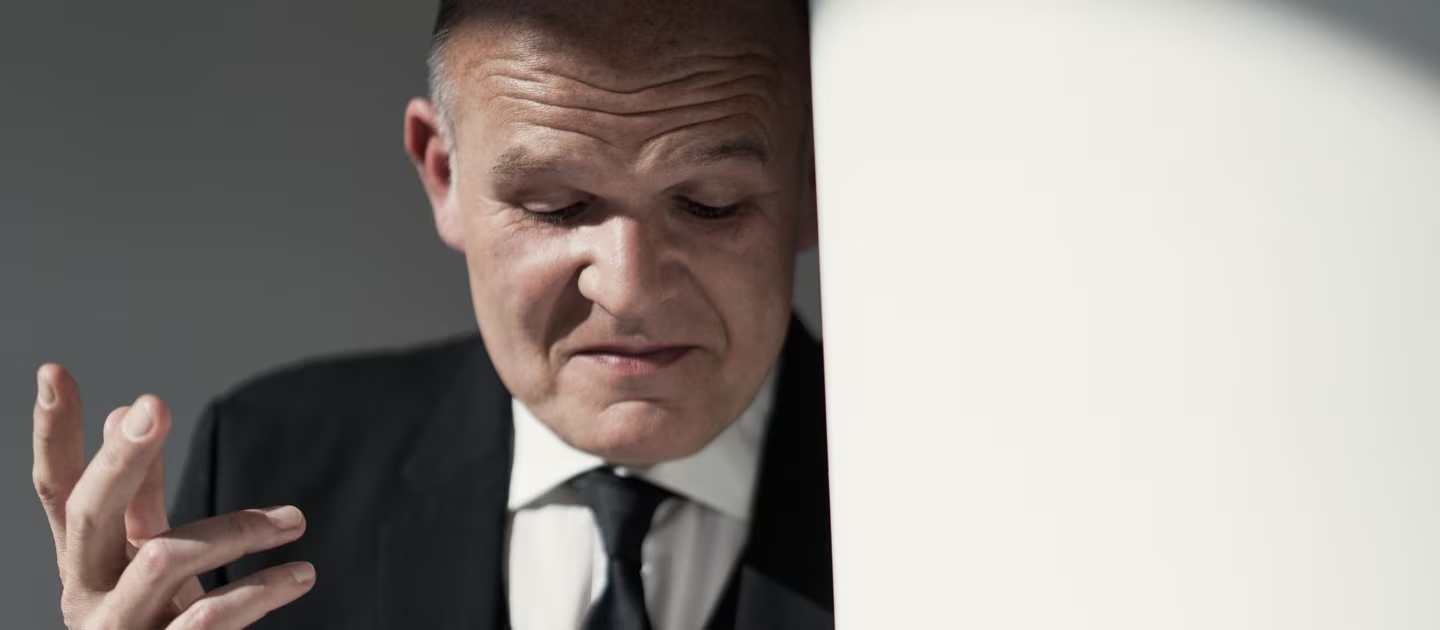 Ein Mann vor der weißen Wand