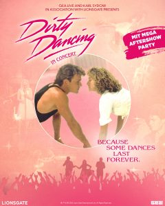 Showplakat von Dirty Dancing. In Pink. In der Mitte sind ein Mann und eine Frau, die sich nahe kommen und anschauen
