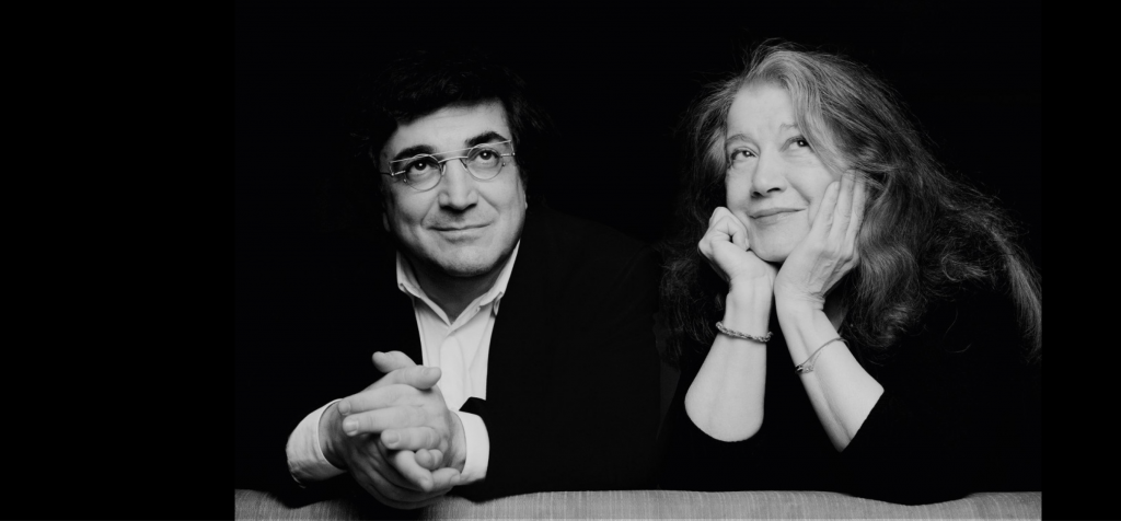 Ein schwarz-weiß Bild mit einem Mann und einer Frau, welche nachdenklich schauen und dabei lächeln