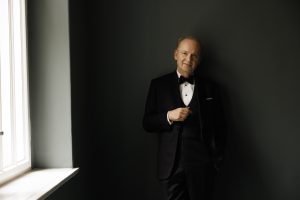 Ein Mann im Anzug und Fliege