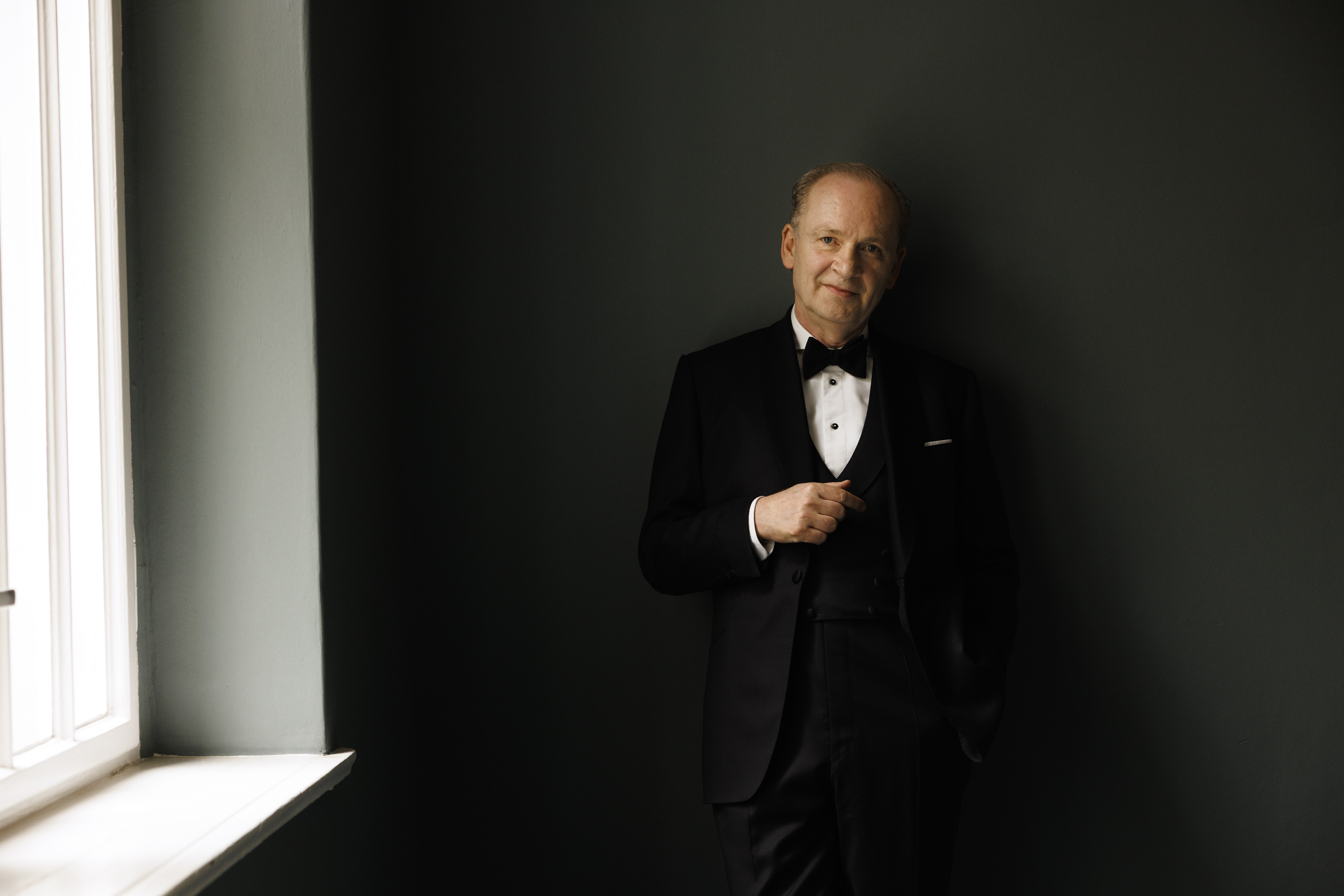 Ein Mann im Anzug und Fliege