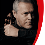 Ein Mann vor schwarzem Hintergrund, mit einer Geige rechts von seinem Kopf