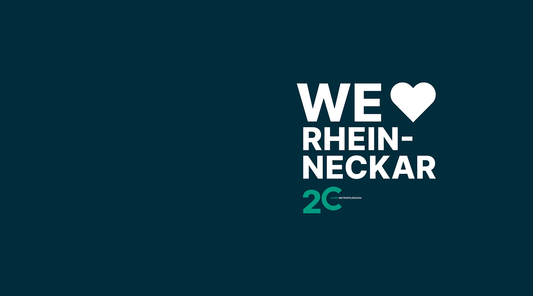 Grafik mit dunkelblauem Hintergrund. Rechts steht in großer, weißer Schrift: ‚WE ♥ RHEIN-NECKAR‘ – das Herzsymbol steht für ‚love‘. Darunter in kleinerer grüner und weißer Schrift: ‚20 Jahre Metropolregion‘. Die Grafik feiert das 20-jährige Jubiläum der Metropolregion Rhein-Neckar.