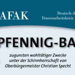 Grafik des Deutsch-Amerikanischen Frauenarbeitskreises Mannheim e. V. (DAFAK) zum 42. Pfennig-Basar. Aufschrift: ‚42. Pfennig-Basar – zugunsten wohltätiger Zwecke unter der Schirmherrschaft von Oberbürgermeister Christian Specht‘. Links und rechts neben dem Titel sind Abbildungen von historischen Pfennig- und Cent-Münzen.
