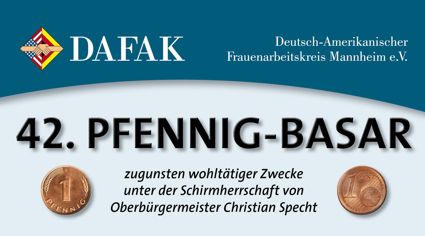 Grafik des Deutsch-Amerikanischen Frauenarbeitskreises Mannheim e. V. (DAFAK) zum 42. Pfennig-Basar. Aufschrift: ‚42. Pfennig-Basar – zugunsten wohltätiger Zwecke unter der Schirmherrschaft von Oberbürgermeister Christian Specht‘. Links und rechts neben dem Titel sind Abbildungen von historischen Pfennig- und Cent-Münzen.