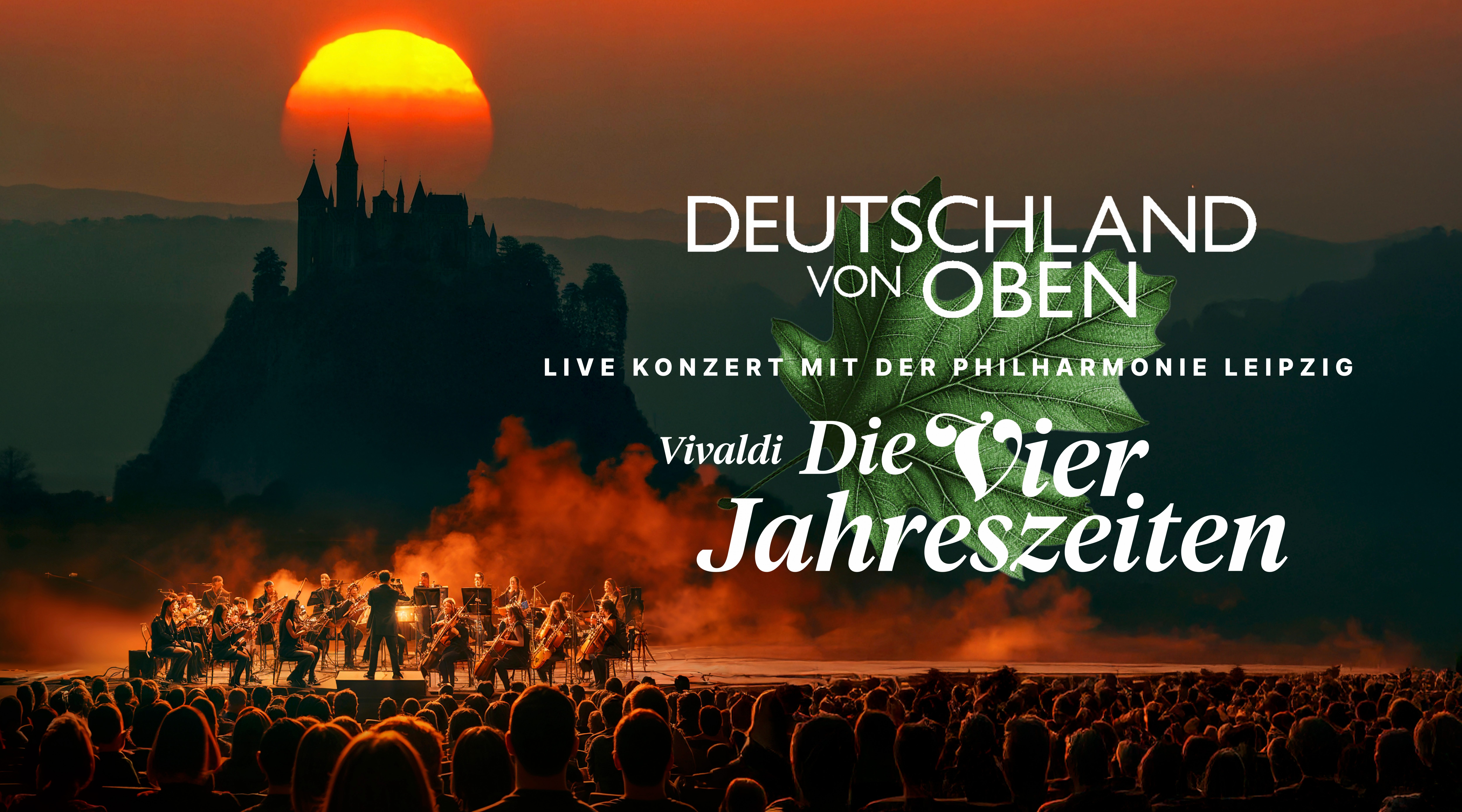 Orchester auf der Bühne und ein Bild mit Schloss und Sonnenuntergang im Hintergrund