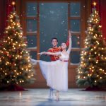 Zwei Balletttänzer, Mann und Frau auf der Bühne mit weihnachtlicher dekoration